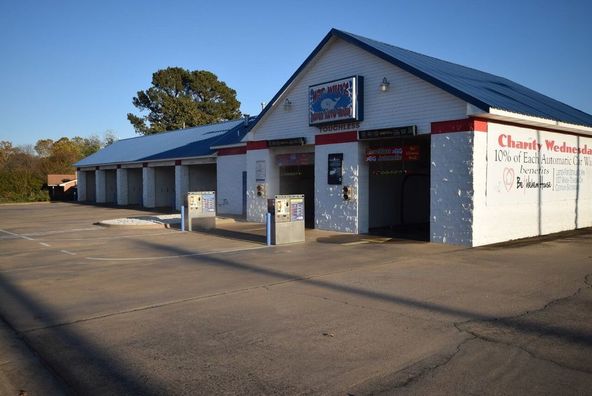 Wet Willy's Car Wash: 3905 Prince St., Conway, AR 72034